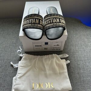 Christian Dior’ Signature embroidered on the upper, matter leather insole.